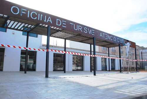 Últims retocs a la nova oficina de turisme i atenció ciutadana de Sant Antoni.