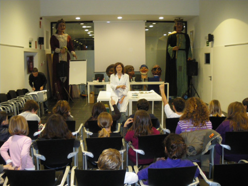 El taller que es fa aquesta tarda a la biblioteca municipal.