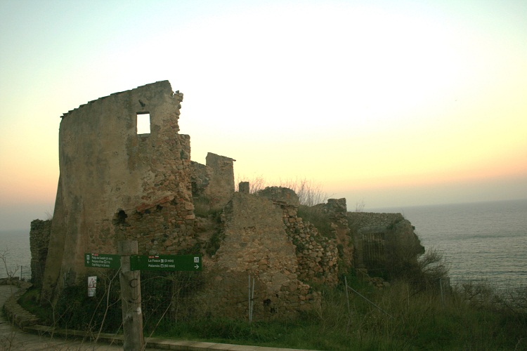 El castell de Sant Esteve de Mar, al fons.