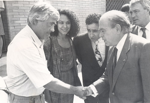 El qui va ser director de l'IES, Jordi Mas, saluda el president Pujol, el dia de la inauguració del centre.