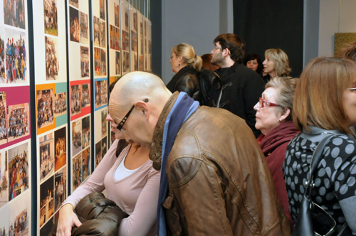 El públic assistent a la inauguració contempla els plafons de l'exposició.