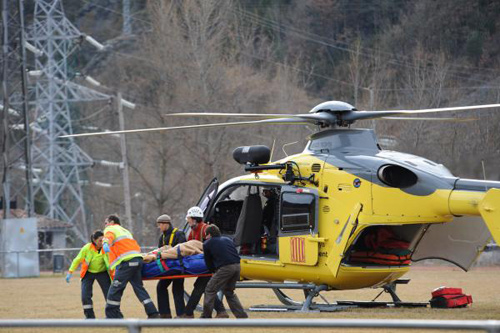 Evacuació d'un ferit amb un helicòpter de la Generalitat.