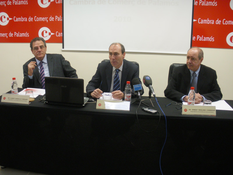 Xavier Ribera, al centre, acompanyat dels vicepresidents Vancells i Roglans, durant la compareixença d'avui.