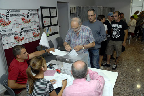 Un ciutadà exerceix el seu dret de vot a Palamós.