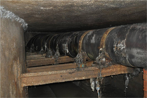 Interior del túnel subterrani de Palamós, amb la canonada d'aigües residuals.
