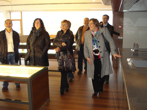 Anna Maria Geli, a la dreta, durant la visita a l'Espai del Peix.