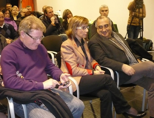 Teresa Ferrés, en l'assemblea de dissabte, entre el diputat Juli Fernández i el portaveu al Parlament, Joaquim Nadal.  