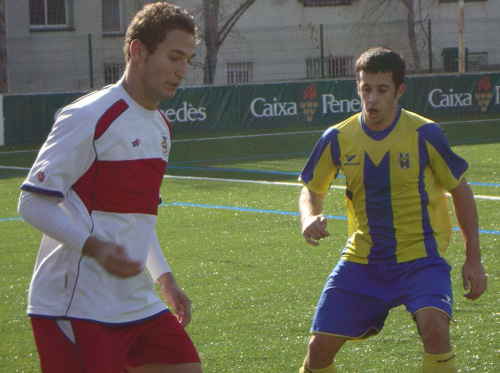 El jugador del Palamós CF, Lluís Micaló, en una jugada al camp del Masnou. (Foto cedida per Sergi Cortés).