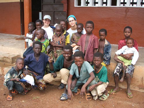 Voluntàries palamosines en un projecte a Togo.