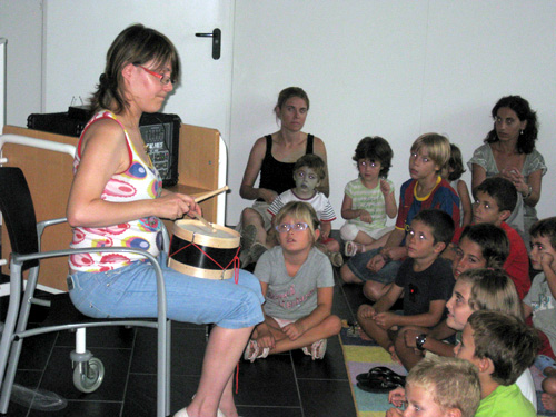 Activitat musical infantil a la biblioteca de Palamós.