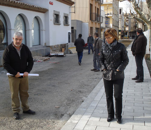 L'alcaldessa Teresa Ferrés, acompanyada de tècnics, visitant les obres del projecte 'Palamós millora', aquesta setmana.