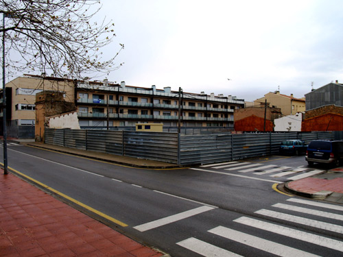 El solar que s'ha d'urbanitzar, ara envoltat de tanques.