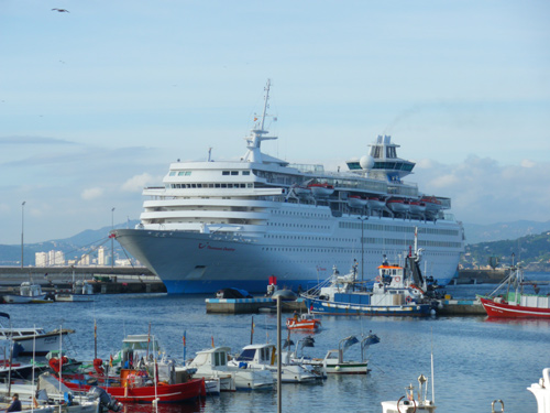 Un creuer turístic al moll comercial del port de Palamós, aquest passat estiu.