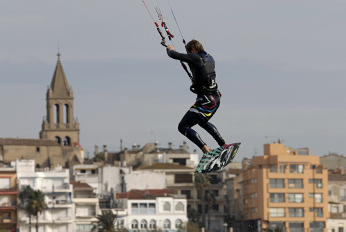 Un practicant de kite-surf, davant de la platja de Palamós. (Fotografia cedida per Josep Lois).