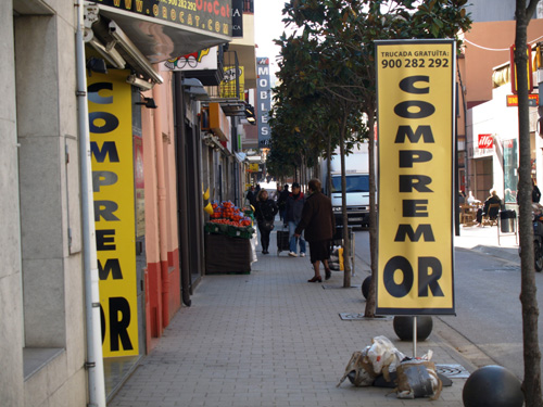 Un rètol publicitari al carrer de Cervantes, aquest migdia.