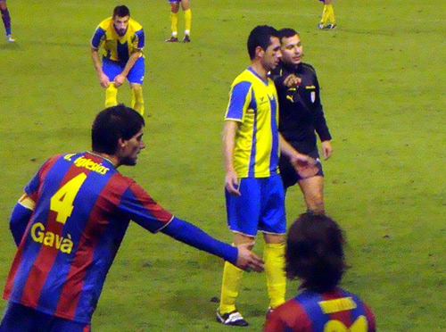Javi Rodríguez, al costat de l'arbitre, diumenge passat al Nou Estadi. (Foto: Sergi Cortés).