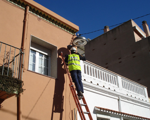 Una de les noves lluminàries que ja es poden veure als carrers de Palamós.