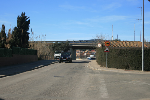 El pont de la C-31 que s'ha d'enderrocar, al fons.