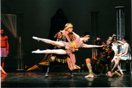 Una escena del ballet 'Calígula', que avui es veu al cinema Kyton.