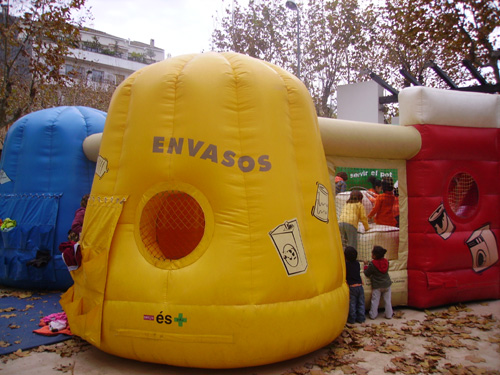 Activitat infantil de difusió del reciclatge a Palamós.