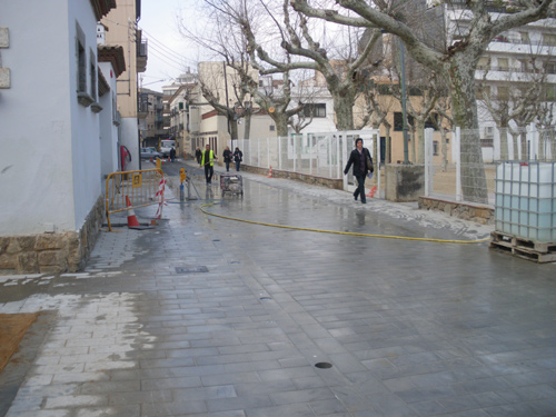 Últims retocs al carrer de Jacint Verdaguer, aquest matí.