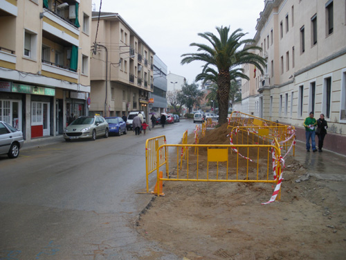 Obres al carrer de l'Hospital, davant de la caserna, avui.