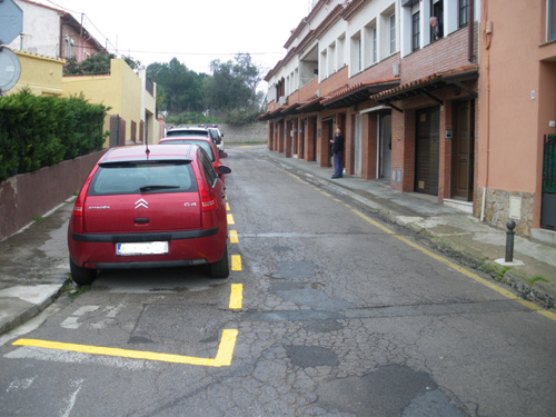 El carrer de la Roqueta, aquest matí, amb les noves places d'aparcament.