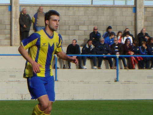 El migcampista Christian Venzal, titular ahir contra el Vilanova. (Foto:Sergi Cortés).