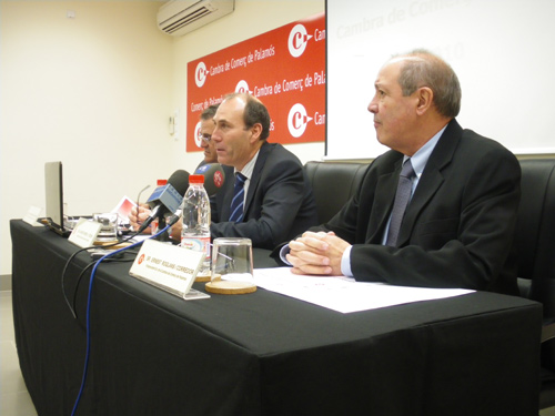 El president de la Cambra de Comerç de Palamós, Xavier Ribera, al centre, durant un acte públic.