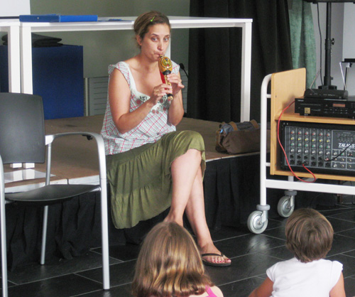 Activitat musical infantil a la biblioteca de Palamós.
