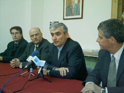 Jordi Pallí, al centre, quan va anunciar que deixava la política, l'any 2005.