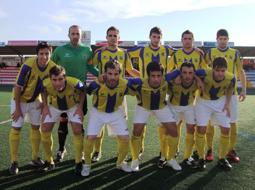 L'equip titular del Palamós CF, ahir a Balaguer. (Foto: Sergi Cortés).