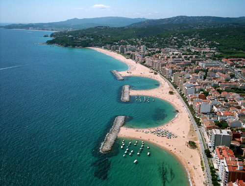 Imatge aèria de la platja de Sant Antoni, un dels atractius turístics més importants del municipi.