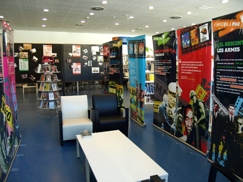 Un aspecte de l'exposició 'Cinema i Pau' a la biblioteca de Palamós.