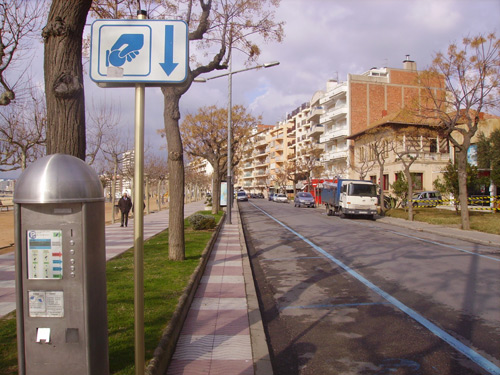 Espai de zona blava d'aparcament al passeig del Mar de Palamós.