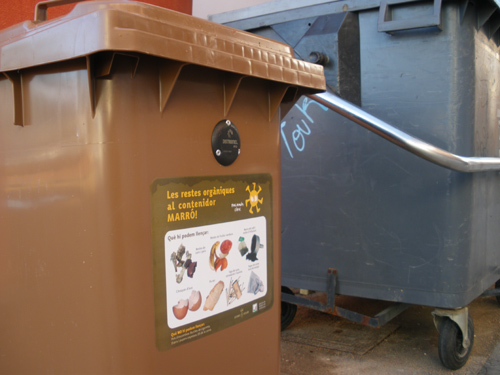 Un contenidor de residus orgànics en un carrer de Palamós.