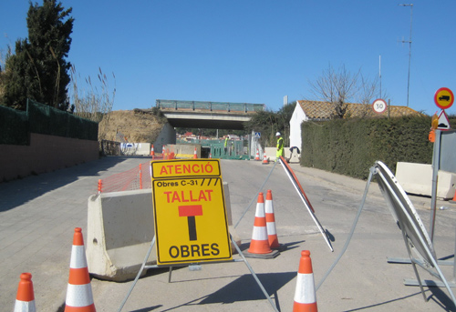 El pont que s'enderroca aquesta nit, al fons.