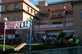 Protesta de CCOO el mes d'agost de 2010 per la retallada dels sous del personal de l'hospital.