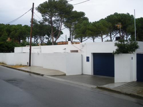 La finca està situada al carrer de Josep Pla, al nucli de La Fosca.