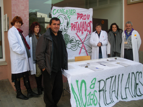 Membres del comitè d'empresa, aquest matí, fent la recollida de firmes.