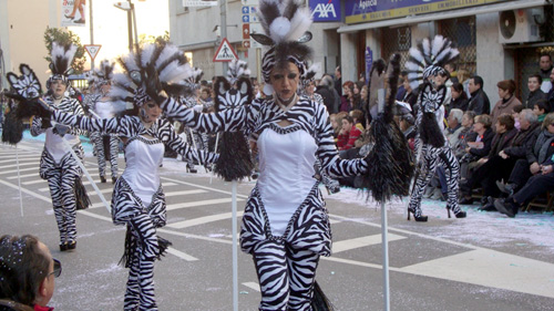 'Les Miliuna' desfilant dissabte a la rua de Palamós.