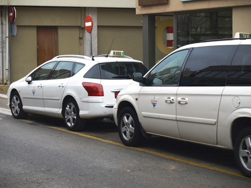 Uns taxis, aquest matí, a la parada del carrer de López Puigcerver.