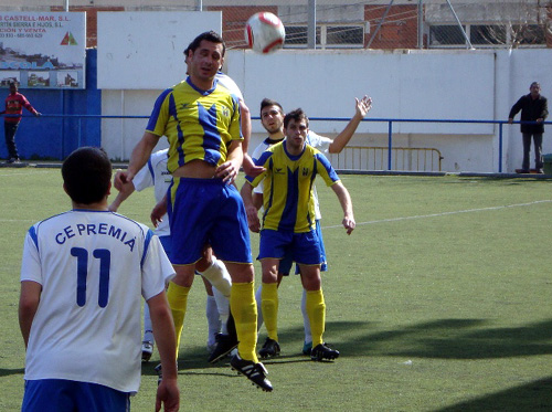 Javi Rodríguez en una acció del partit de diumenge passat, al camp del Premià. (Foto: Sergi Cortés).