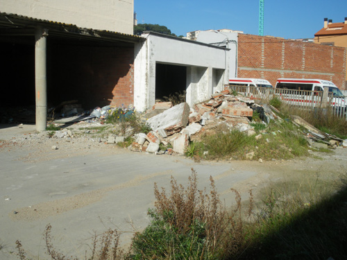 Solar abandonat al carrer de Conrad Pallí i Batet, on hi ha instal·lats uns sensesostre.