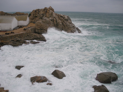 Imatge d'arxiu d'un temporal de mar, vist des del far de Palamós.