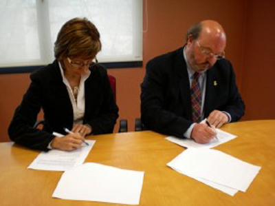 La presidenta del Patronat de l'hospital, Teresa Ferrés, i l'alcalde de Calonge, Jordi Soler, firmant el conveni.