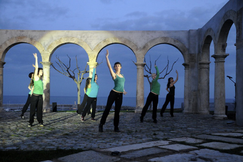 Exhibició de dansa, ahir, davant l'antic claustre del convent. (Fotografia cedida per Josep Lois).