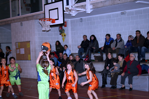 Un dels partits que es van jugar dissabte al pavelló de l'Escola Vedruna.