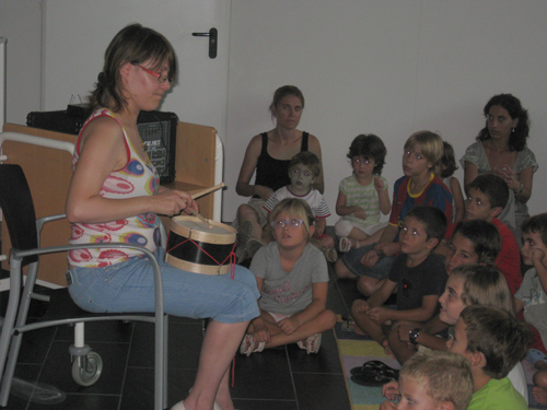 Activitat de contes musicats a la biblioteca, en una imatge d'arxiu.