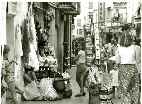 Fotografia del carrer Major de Palamós, l'any 1974.